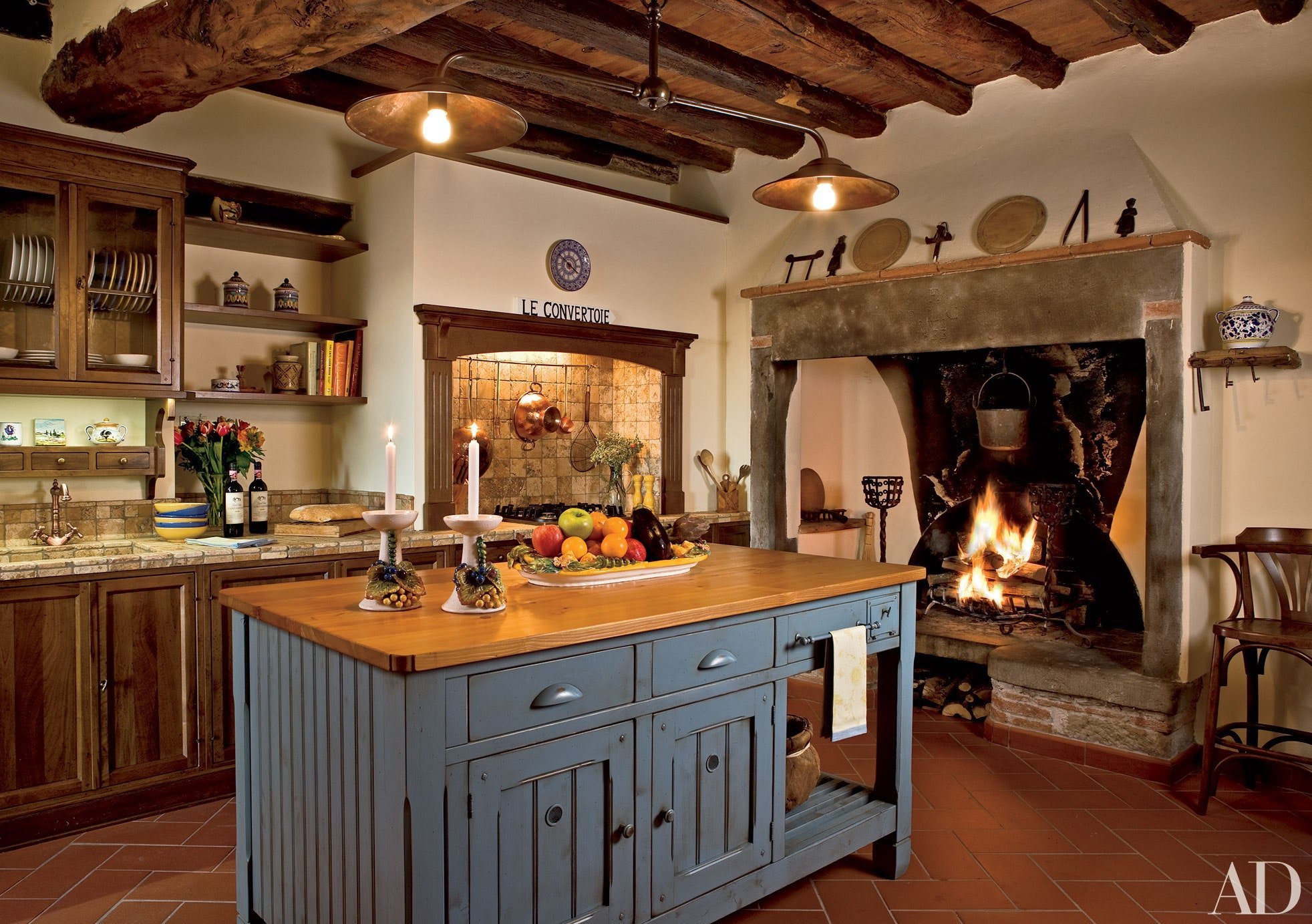 Дизайн кухни камином. Кухня в деревенском стиле. Деревенский стиль кухни в частном доме. Современная кухня в деревенском стиле. Камин в деревенском стиле.