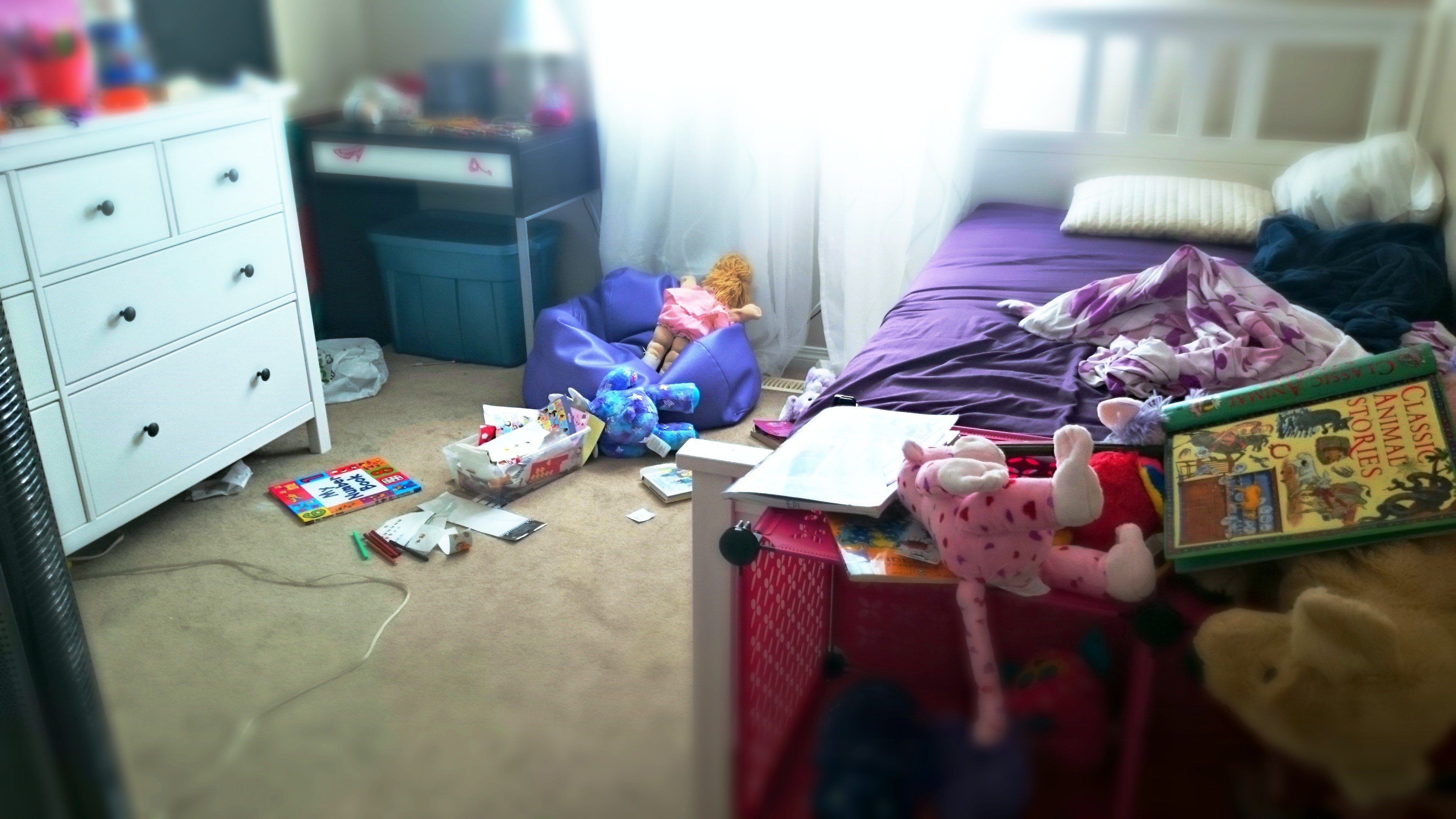 Tidies his room. Разбросанные вещи. Разбросанные игрушки. Бардак в детской. Небольшой беспорядок в комнате.