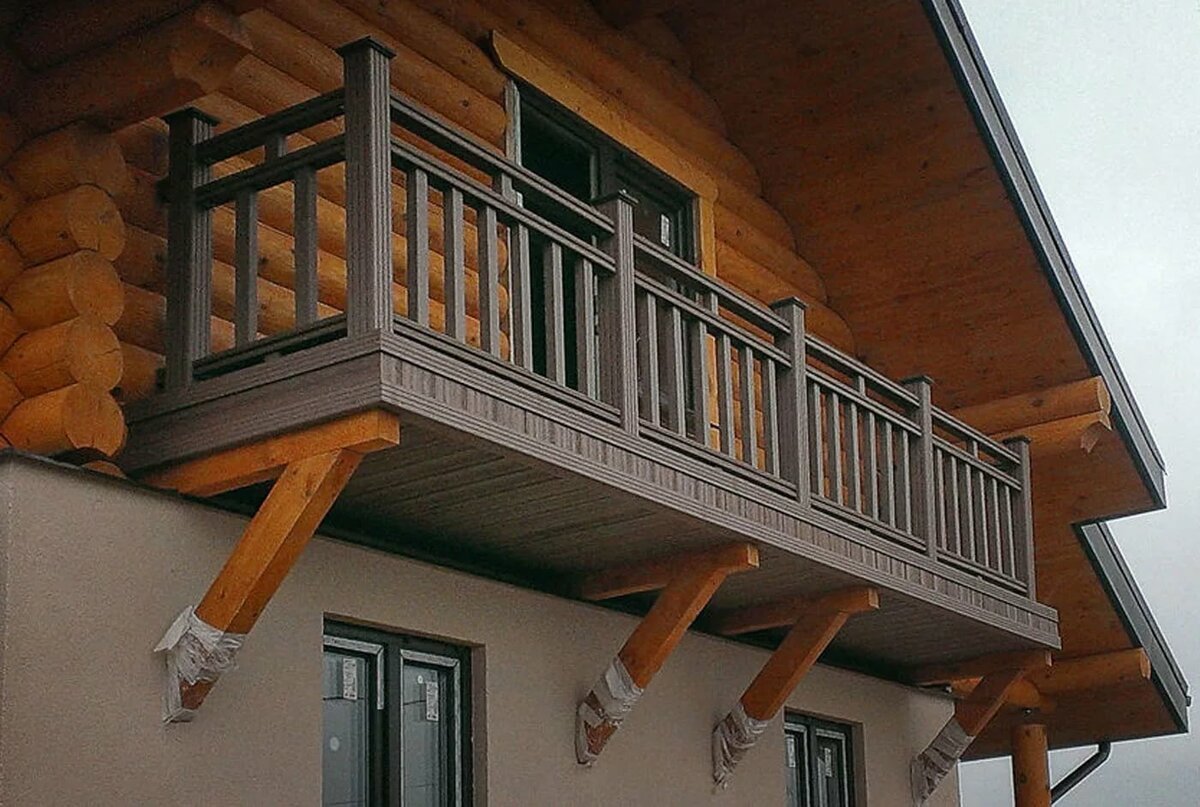 Деревянные ограждения балконов и террас – отличное дизайнерское решение