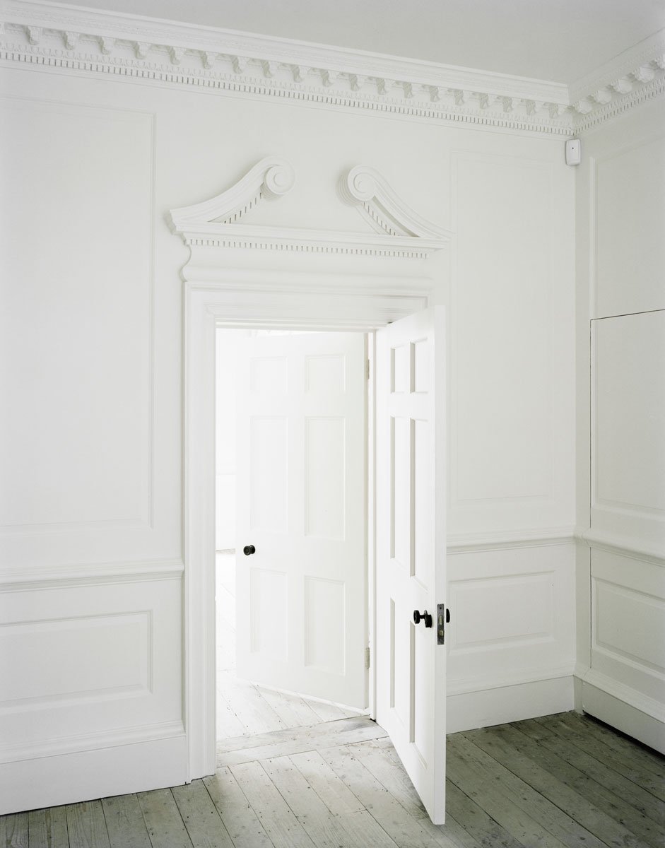 Красивые белые двери