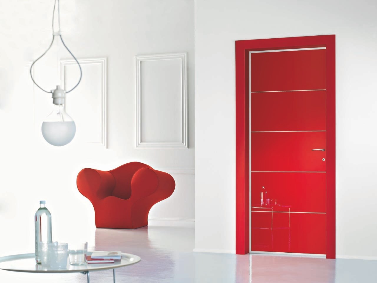 Крас дверь. Модные двери. Красная дверь в интерьере. Красная межкомнатная дверь. Двери в интерьере.