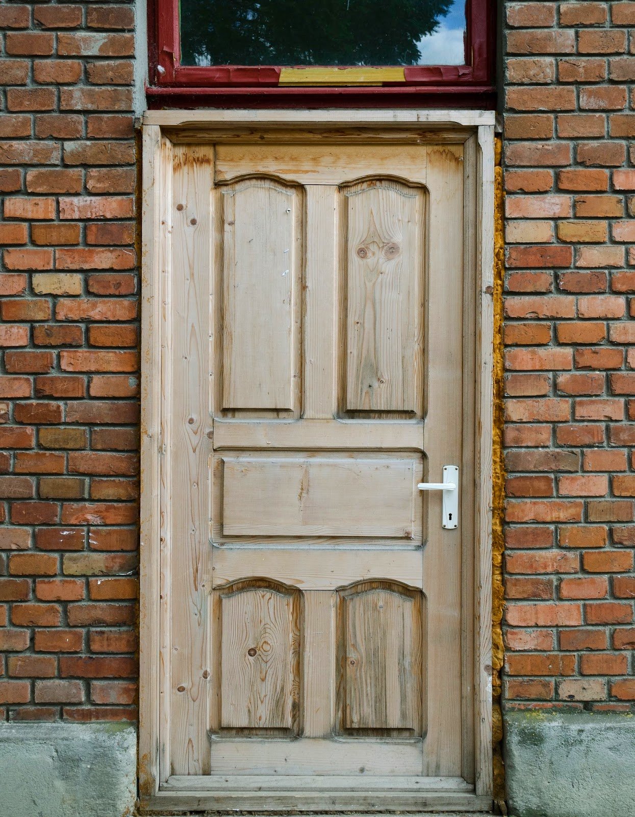 Старые входные двери в квартире. Деревянная дверь. Старинная дверь. Дверь входная деревянная. Старая входная дверь.