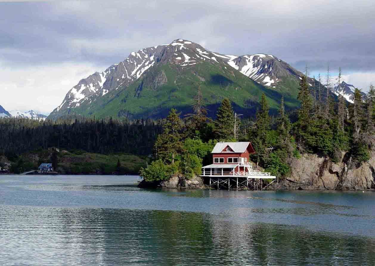 Дом в горах на Аляске