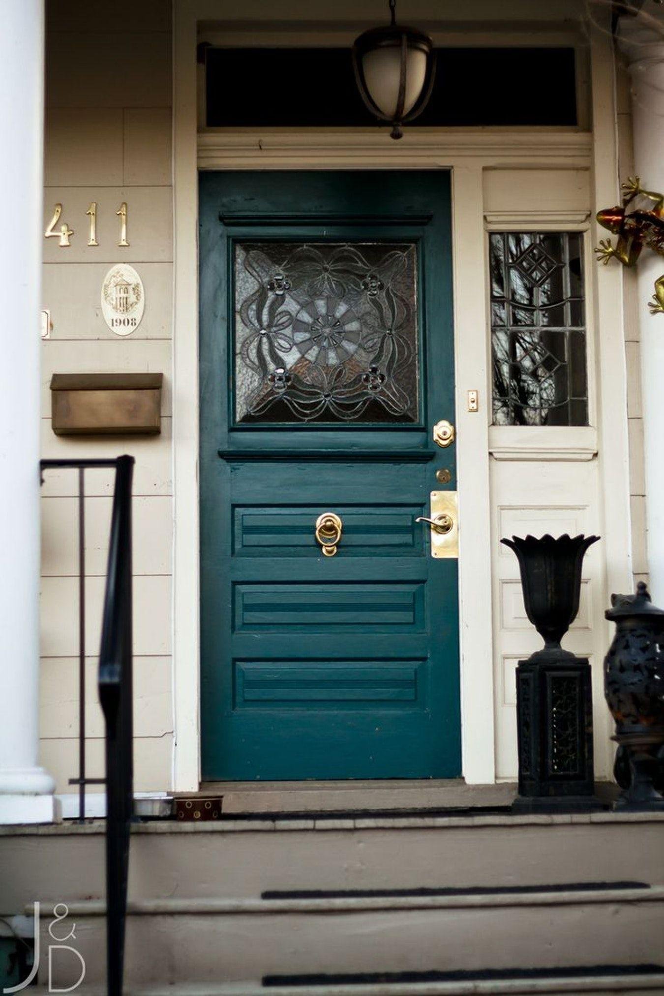 Двери 63. Зеленая входная дверь в дом. Дом с зеленой дверью. Зеленая дверь в экстерьере. Красивая зеленая входная дверь в дом.