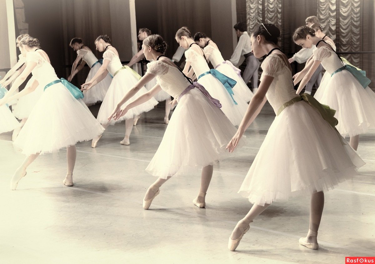 Мастера классического танца 5 класс. Балет Вагановой. Балет консерватория Бурнонвиля. Балетная шопенка Жизель.