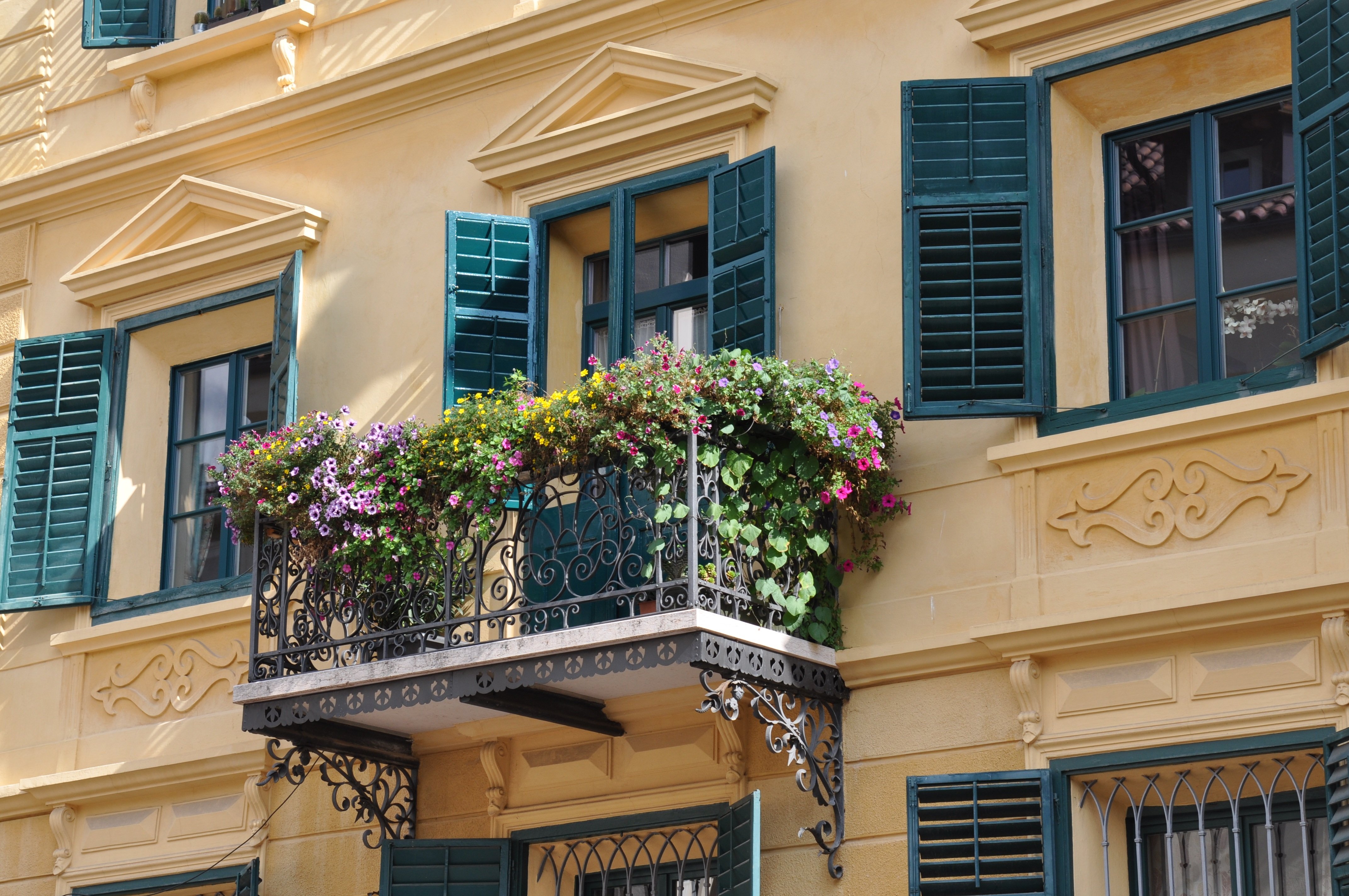 Balcony. Испания Балкончики. Красивый балкон. Балкон снаружи. Красивый балкон с улицы.