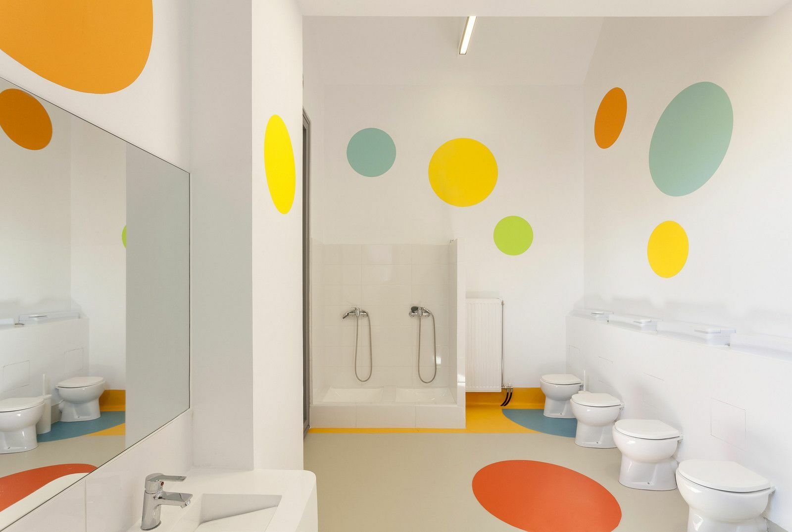 Красочный дизайн туалета для детского сада Шикацу | Акриловая твердая поверхность
