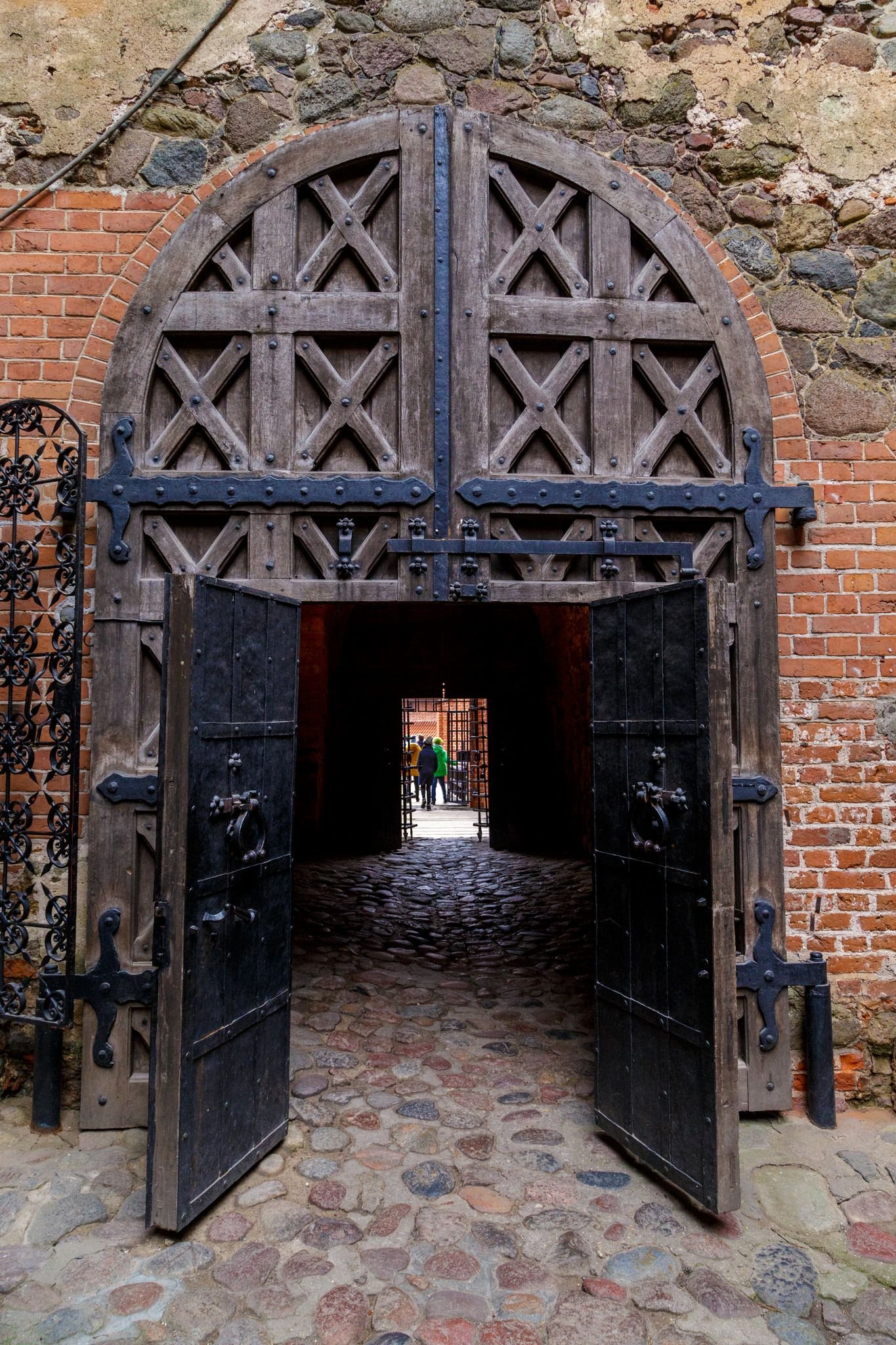 Открытые ворота замка