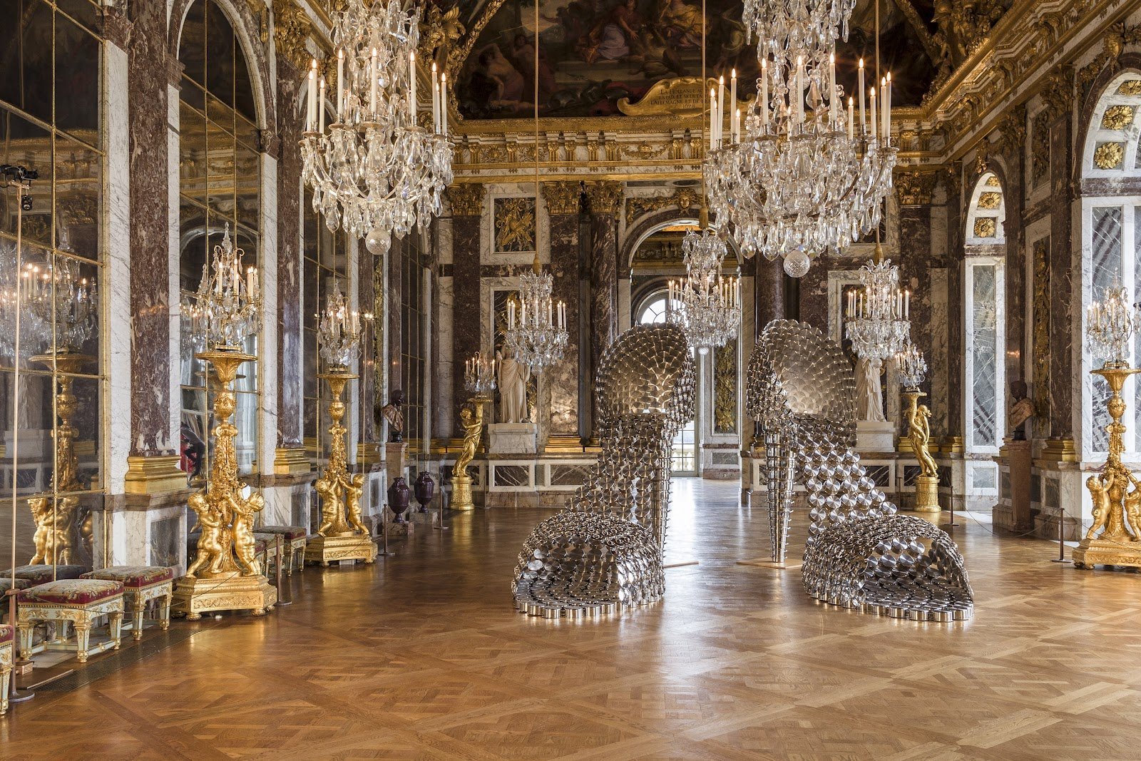 Де версаль. Версальский дворец Версаль Барокко. Версальский дворец внутри зеркальная галерея. Версаль Франция зеркальная галерея.