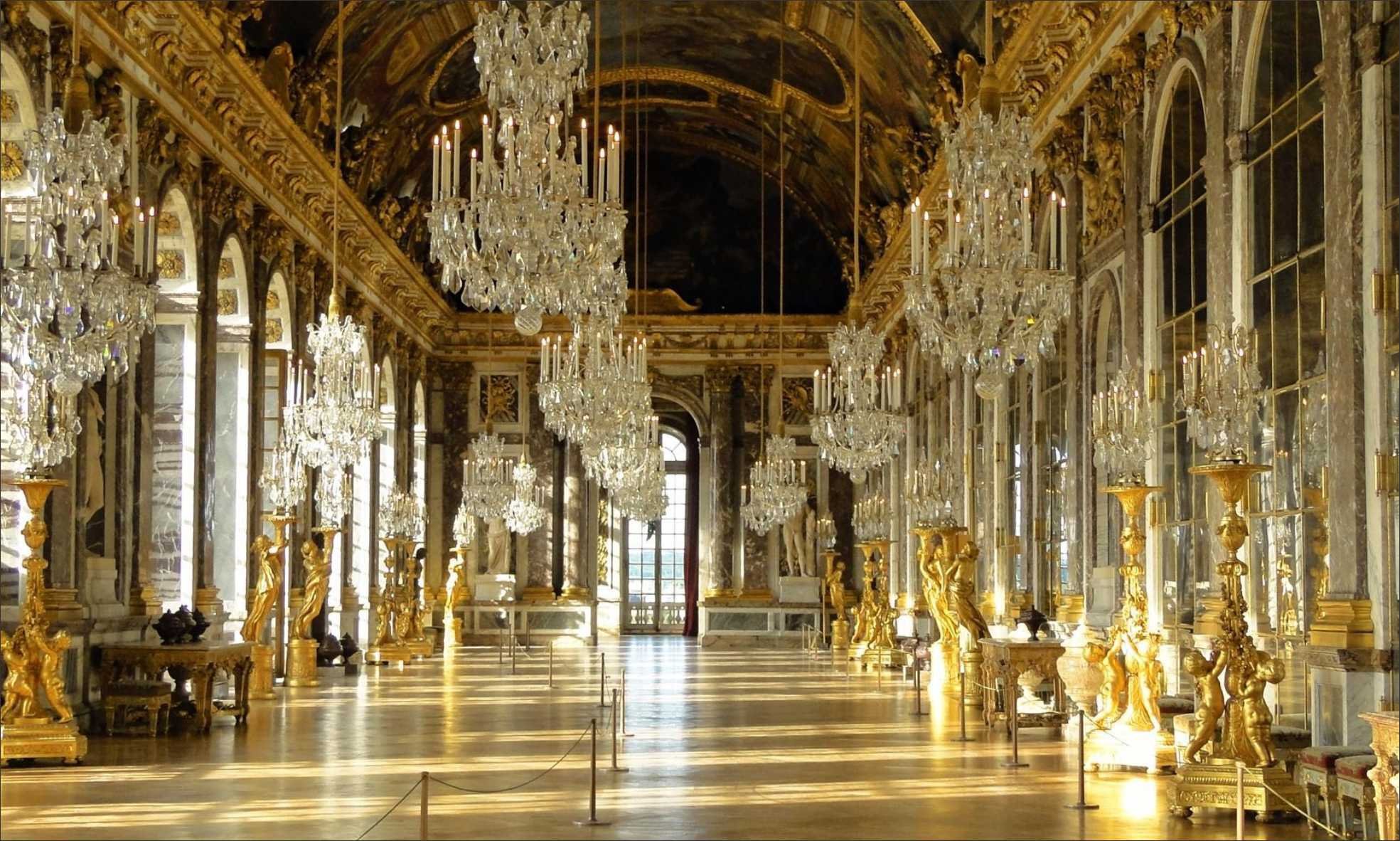 Галереи версаля. Зеркальная галерея Версаль. Версальский дворец бальный зал. Версаль Франция зеркальная галерея. Зеркальная комната в Версале.
