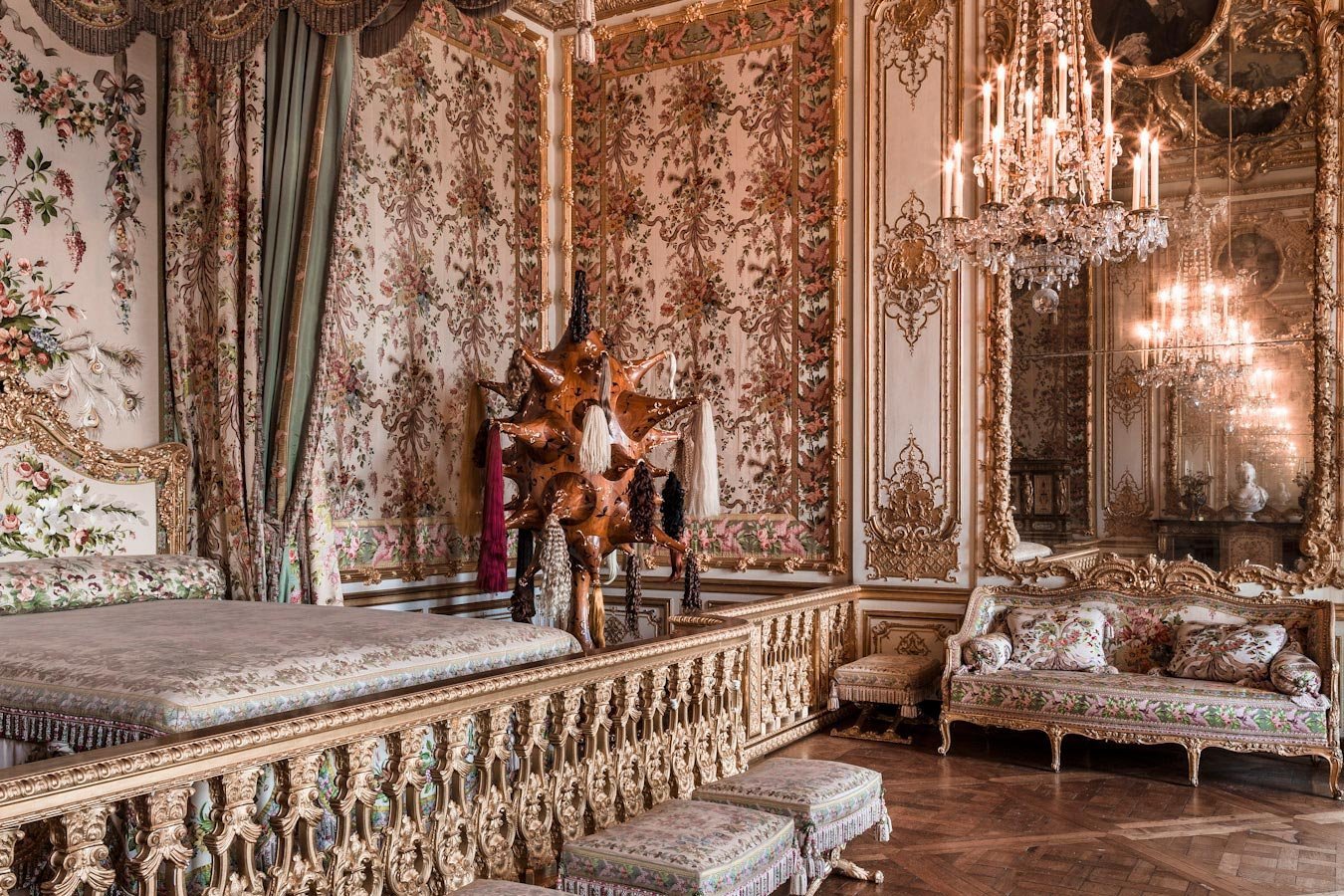 Версаль интерьер. Версальский дворец спальня короля. Королевская спальня Версальского дворца Франция. Спальня Марии Антуанетты в Версале.