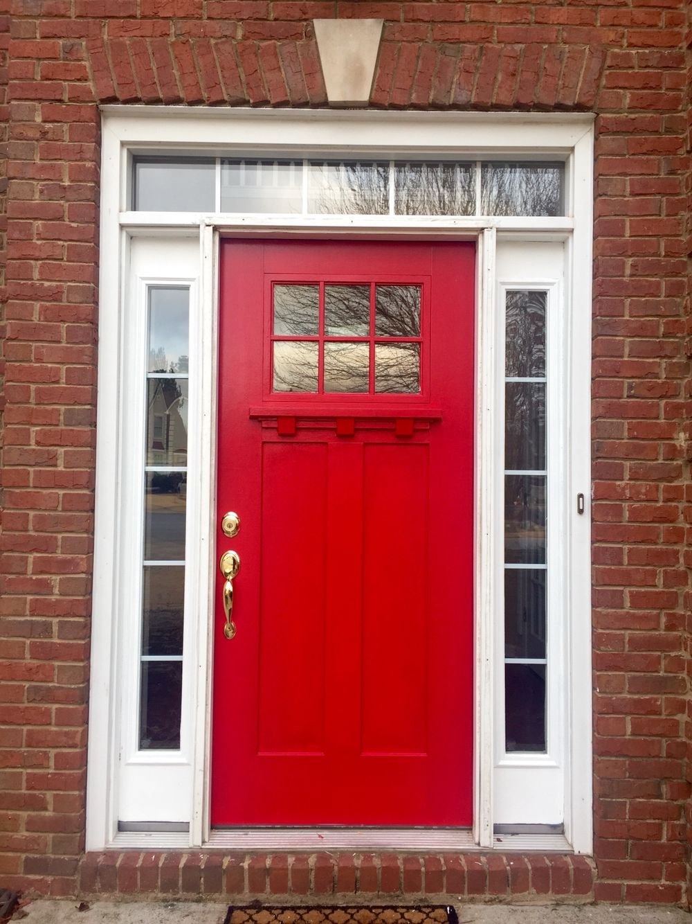 Двери 63. Красная дверь. Красная дверь на фасаде. Дом с красной дверью. Американский дом с красной дверью.