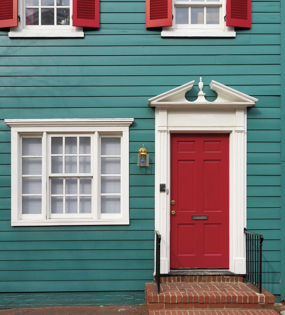 Дом с красной дверью