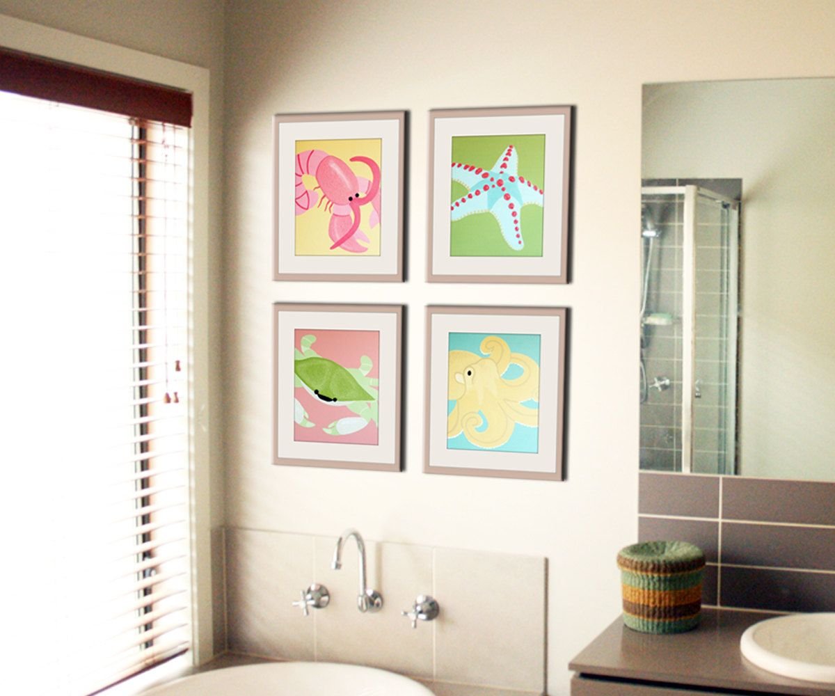 Картина в ванную комнату. Картины для ванной комнаты. Постеры в ванной комнате в интерьере. Картина в санузле. Постер в ванную комнату на стену.