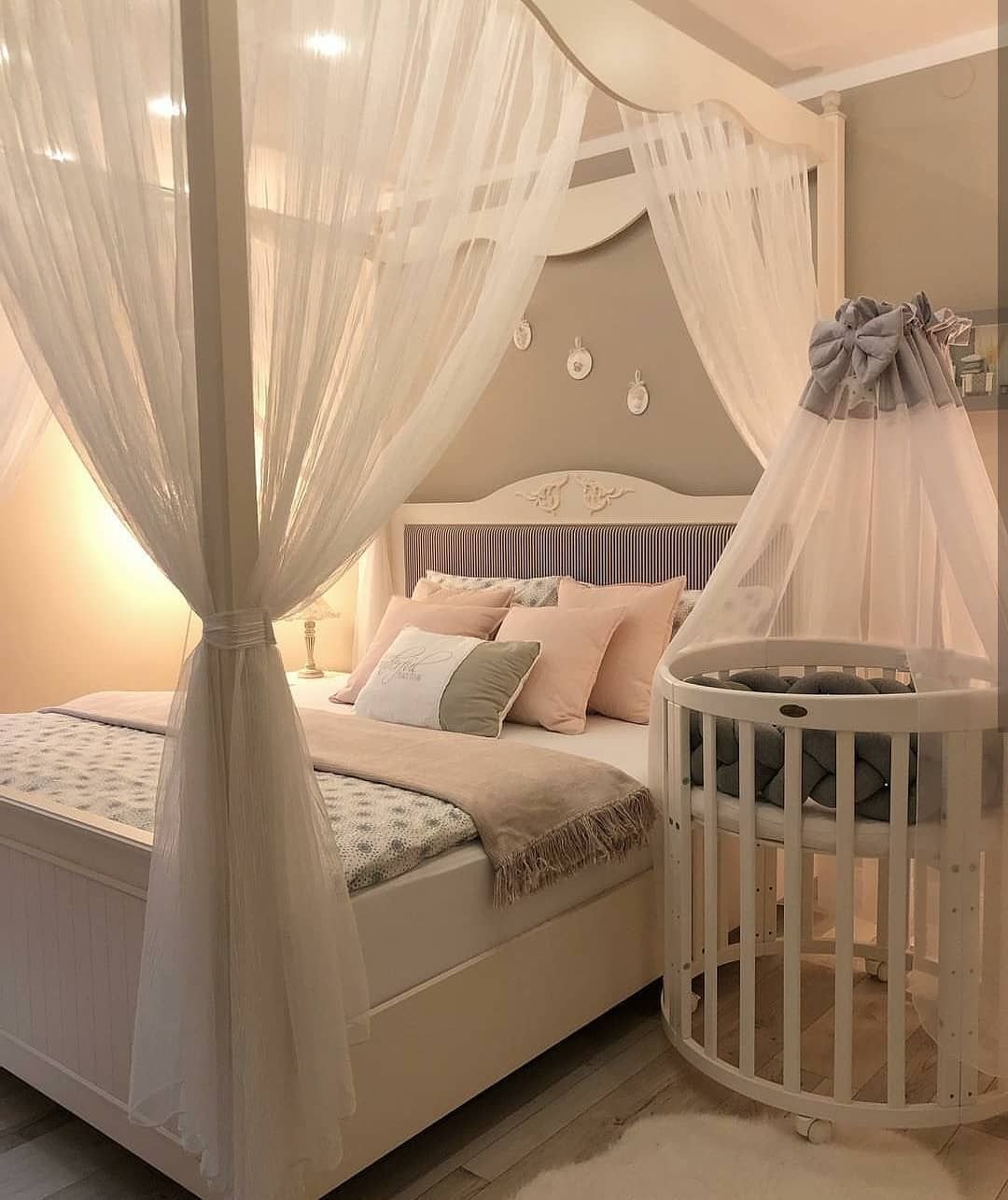Интерьер спальни с детской кроваткой