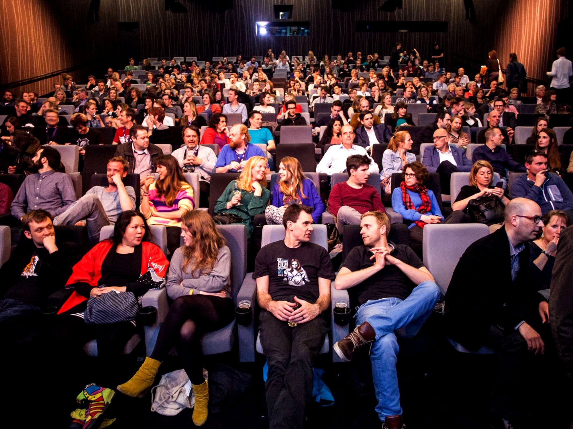 Audience. Зал с людьми. Кинотеатр полный зал. Зрители в кинотеатре. Зрительный зал с людьми.