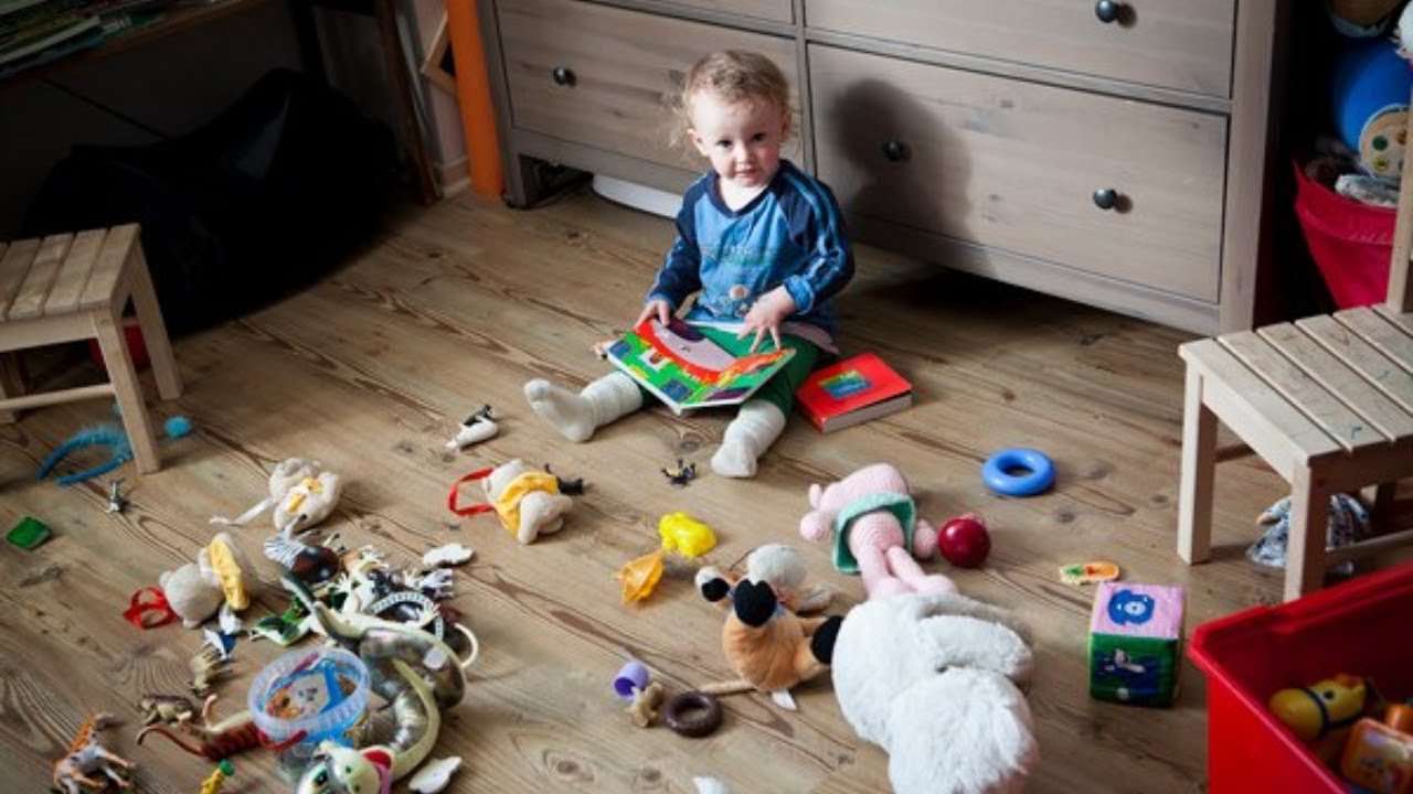Навели беспорядок. Разбросанные игрушки. Ребенок разбрасывает игрушки. Разбросанные игрушки на полу. Комната с разбросанными игрушками.