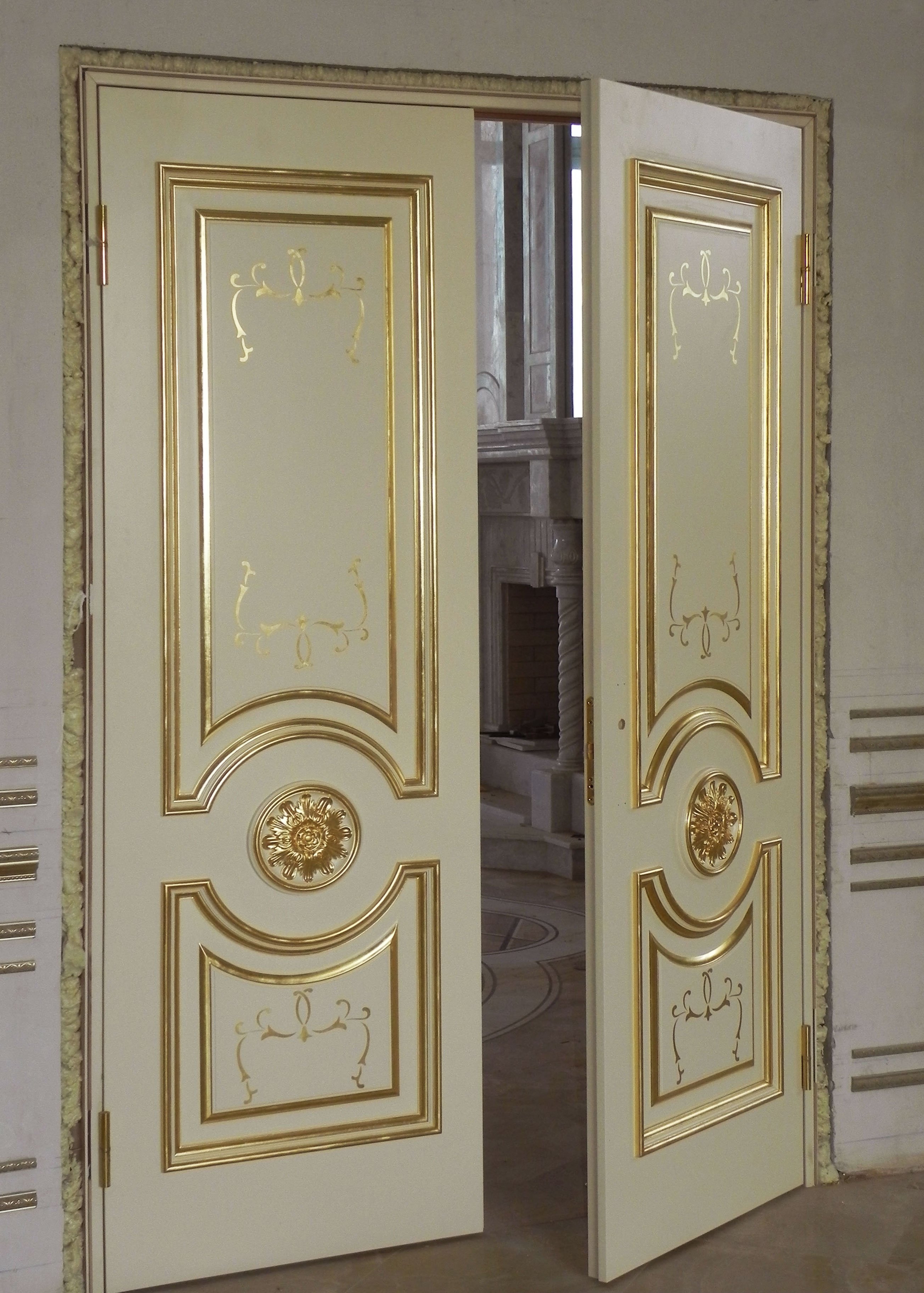 Царские двери. Дверь входная Версаче с золотом. Двери Браво премьера Голд Золотая патина д 25. Дверь с позолотой. Двери в королевском стиле.