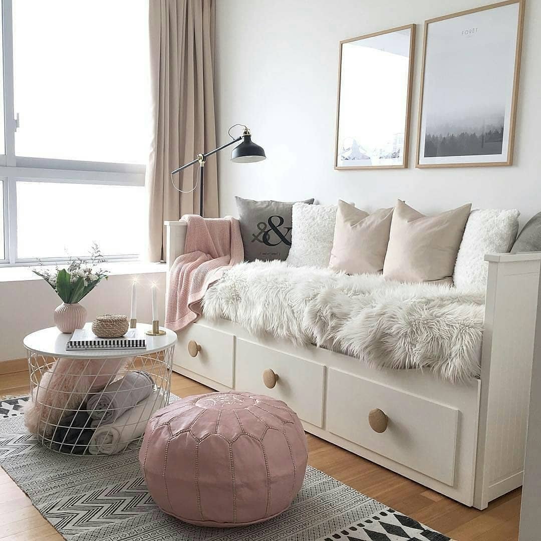 Небольшой диван для девочки