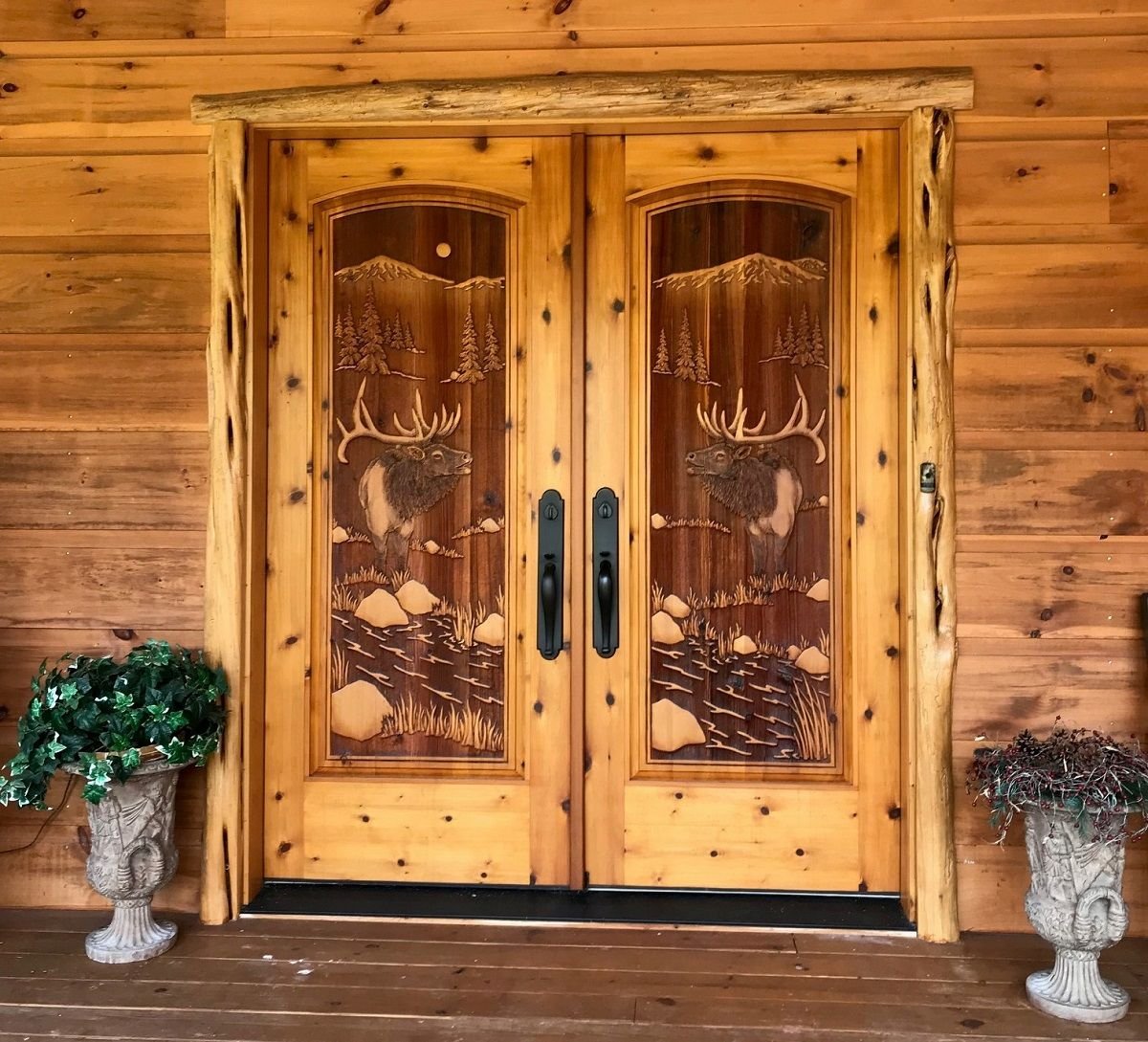 Двойные двери в дом. Деревянная дверь. Дверь деревянная двухстворчатая. Дверки деревянные. Дверь двухстворчатая деревянная внутренняя.