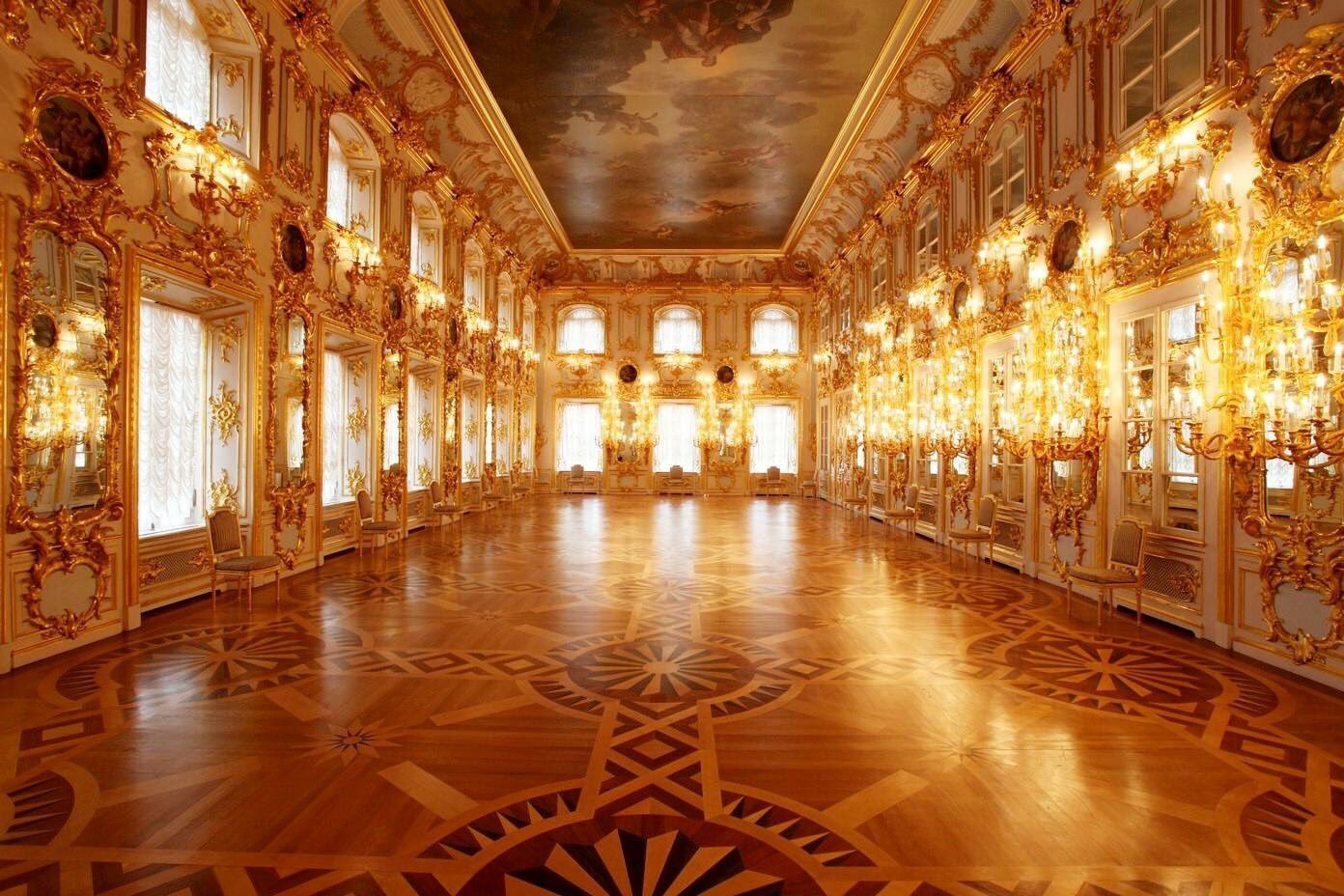 Картинка залы. Дворец Шенбрунн бальный зал. Бальный зал Франции 1885. Люстры во Дворце Петергофа. Испания XVI век бальный зал дворца.