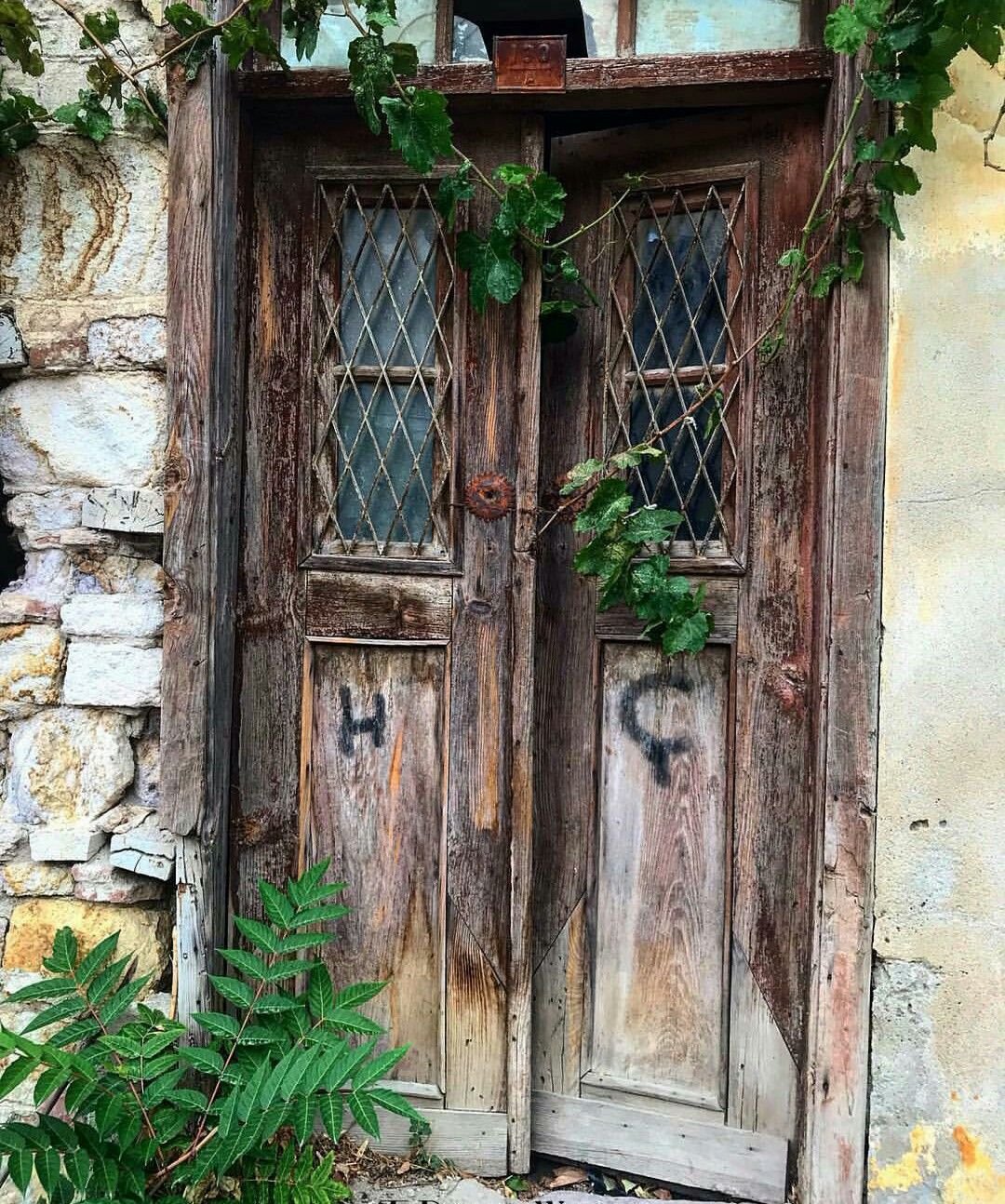 Старые двери в интерьере