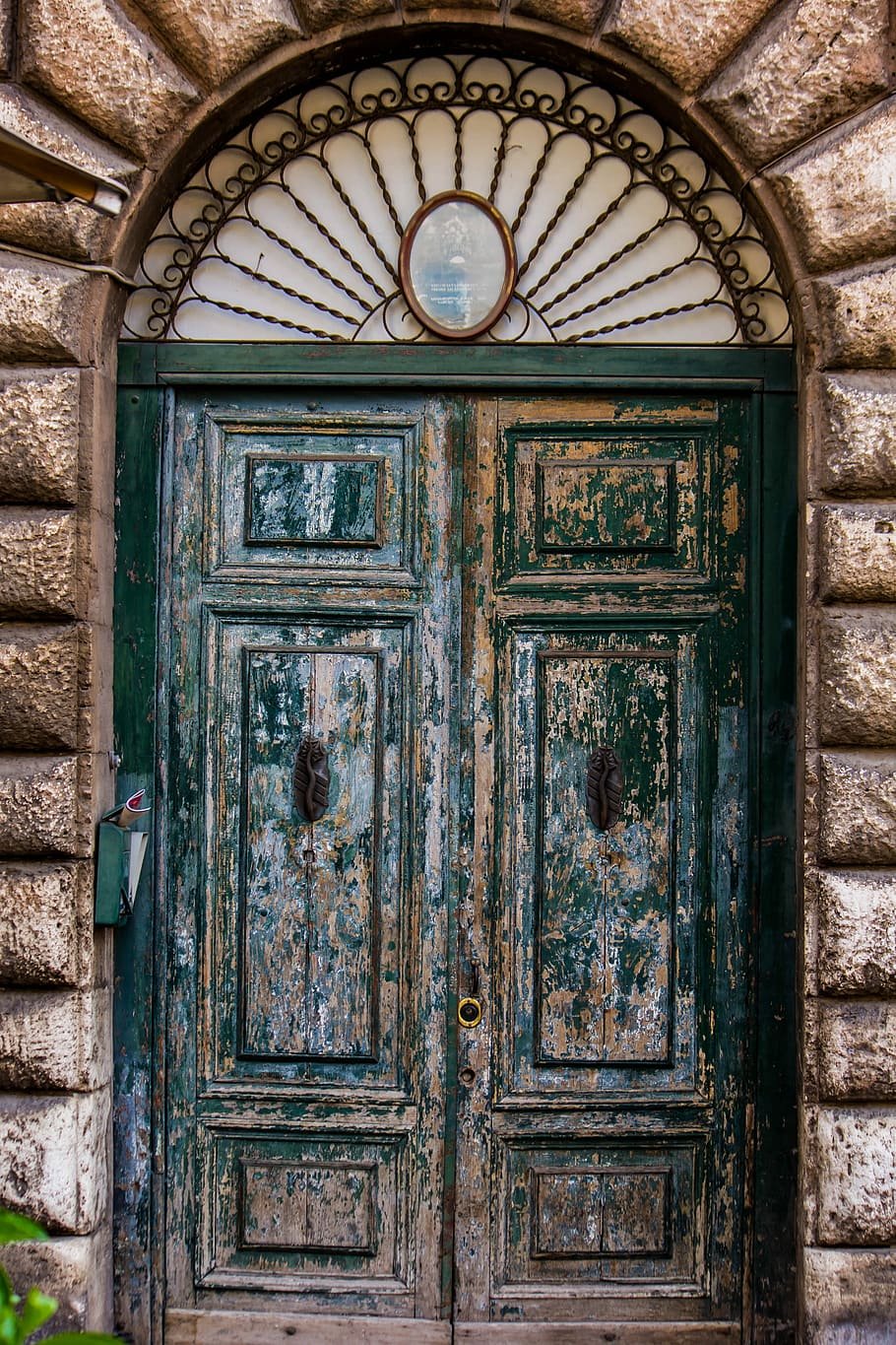 Красивые старые двери