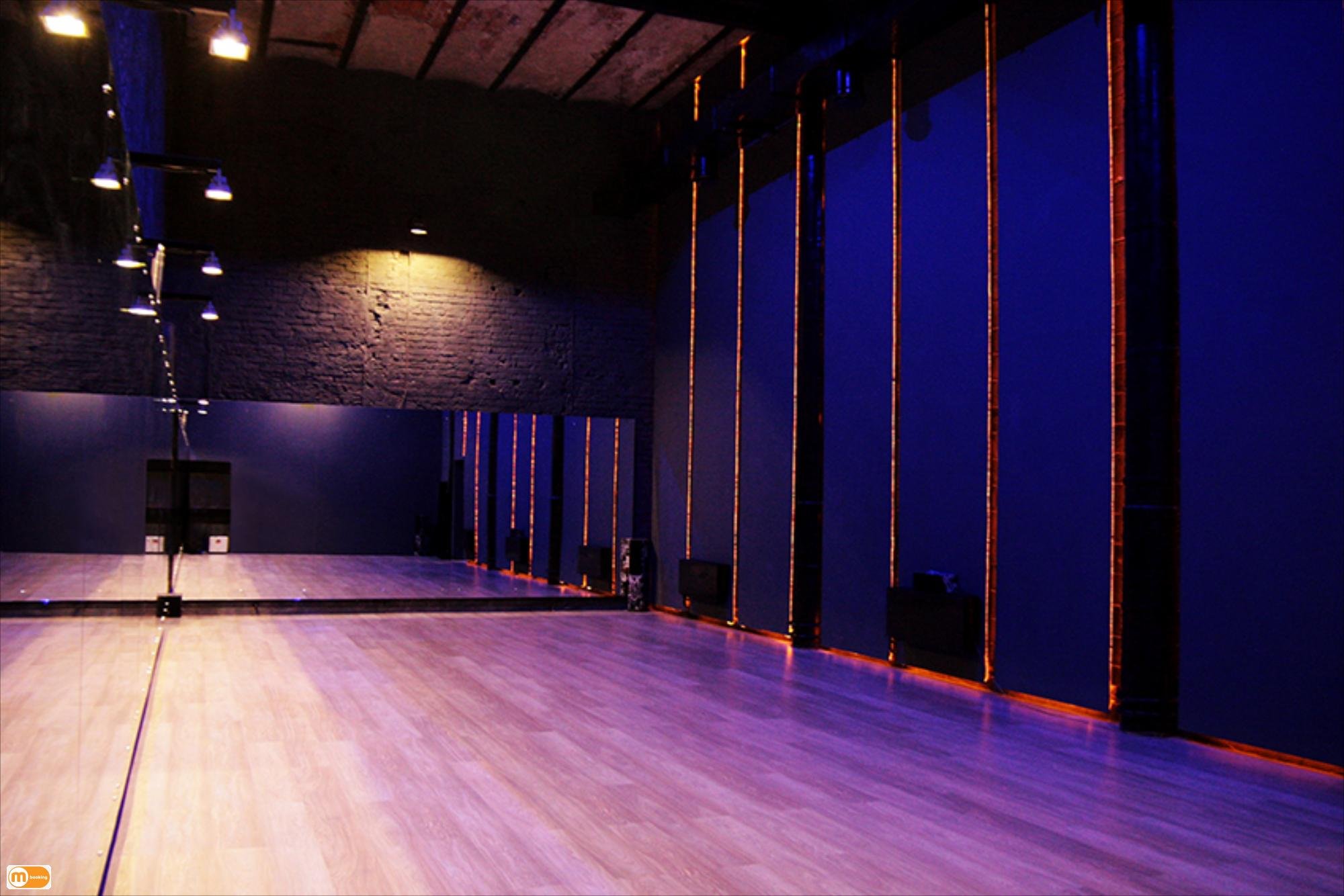 Поставь свет зал. Танцевальный зал. Студия танцев. Танцевальные залы. Красивый зал для танцев.