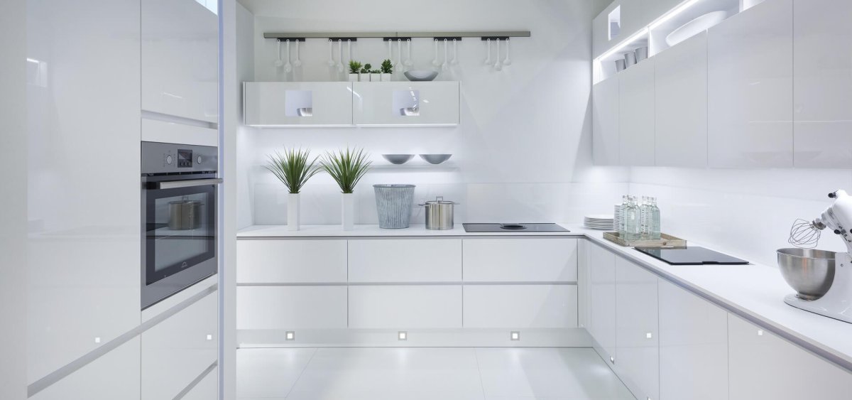 Белая глянцевая кухня