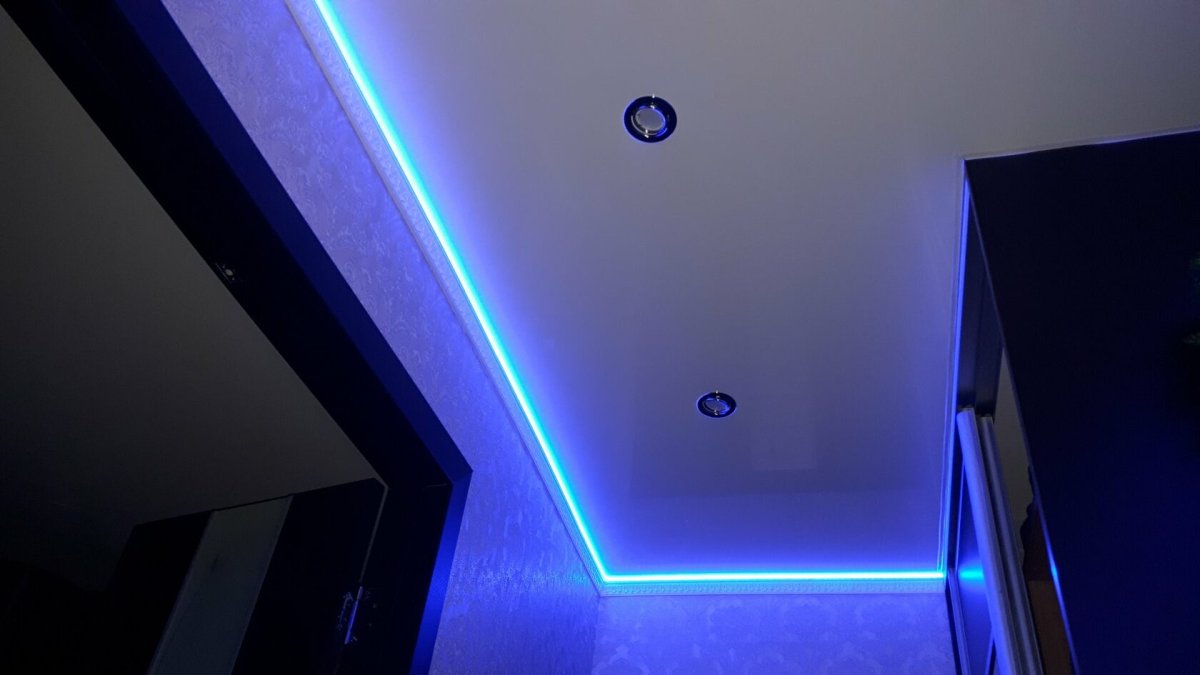 Потолок со светодиодной лентой