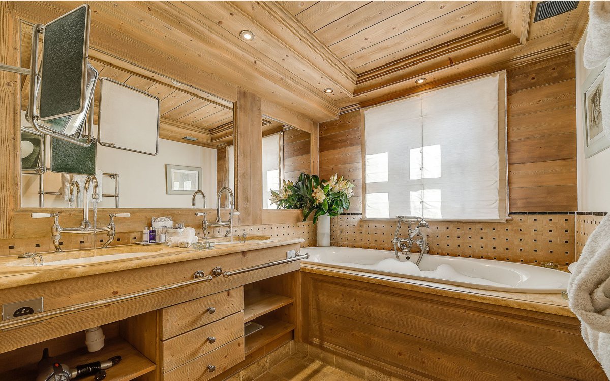 Деревянная доска в ванную