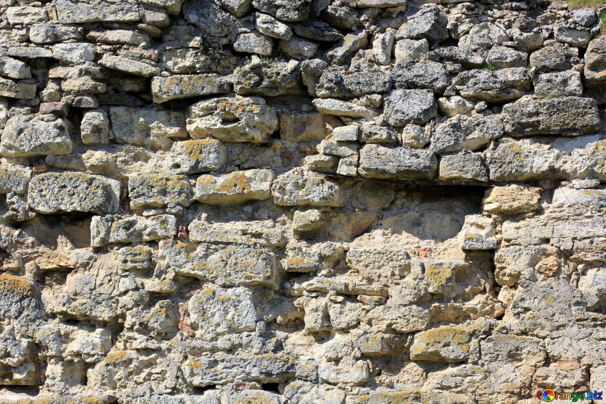 Старинные каменные стены окружали крепость