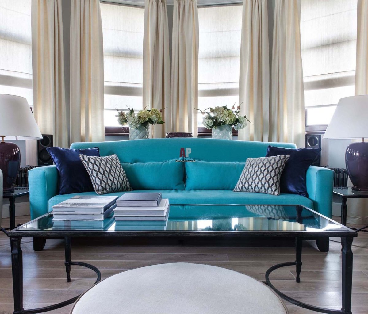 Синий диван в интерьере шторы