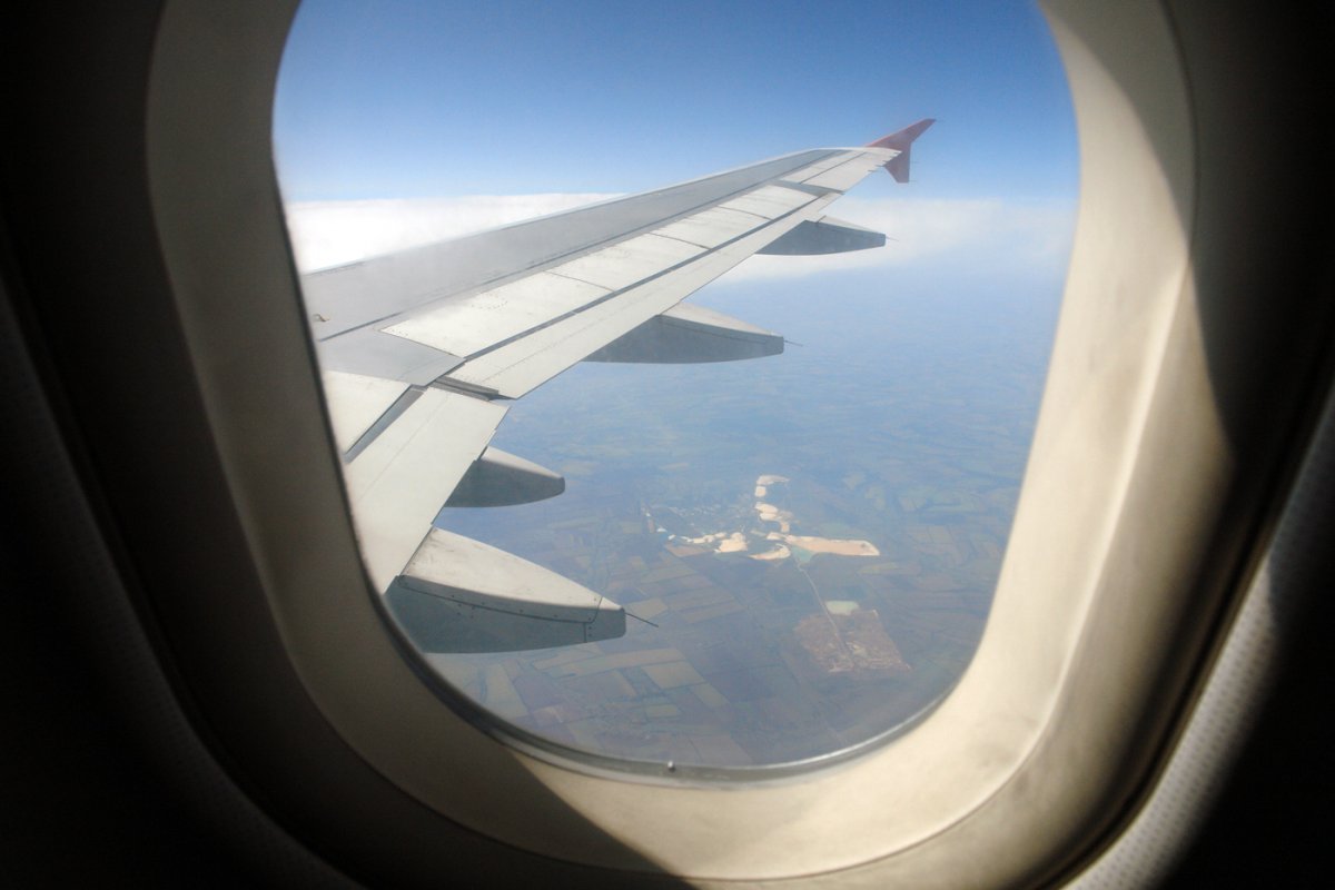 Крыло самолета из окна
