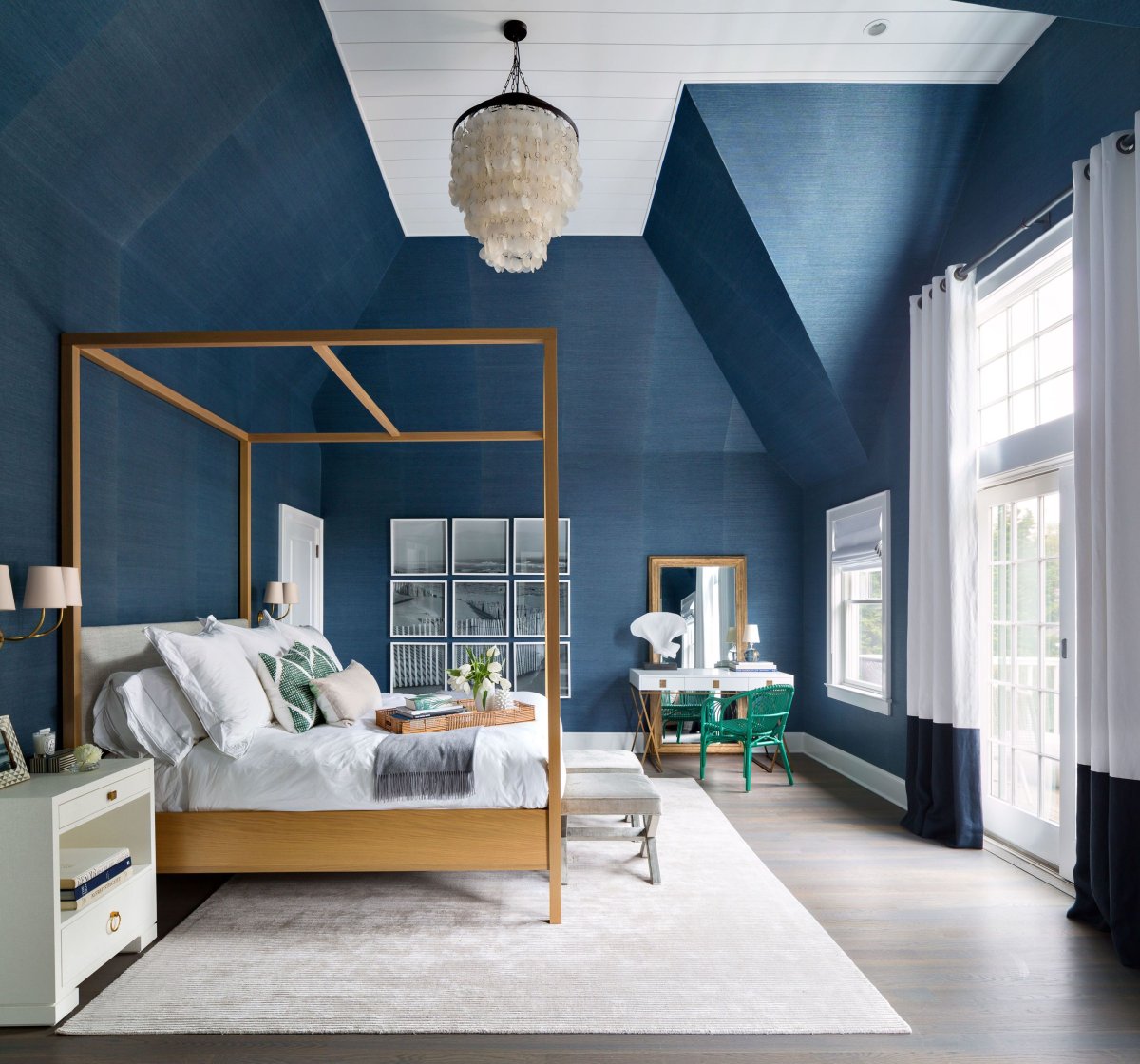 Дизайн комнаты с синими стенами