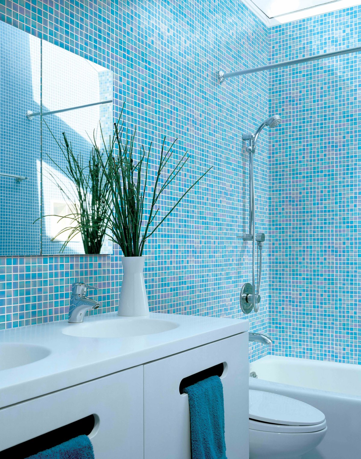 Сочетание плитки и мозаики в ванной