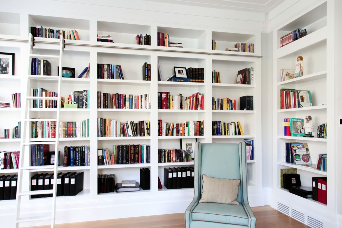 Книжный шкаф до потолка