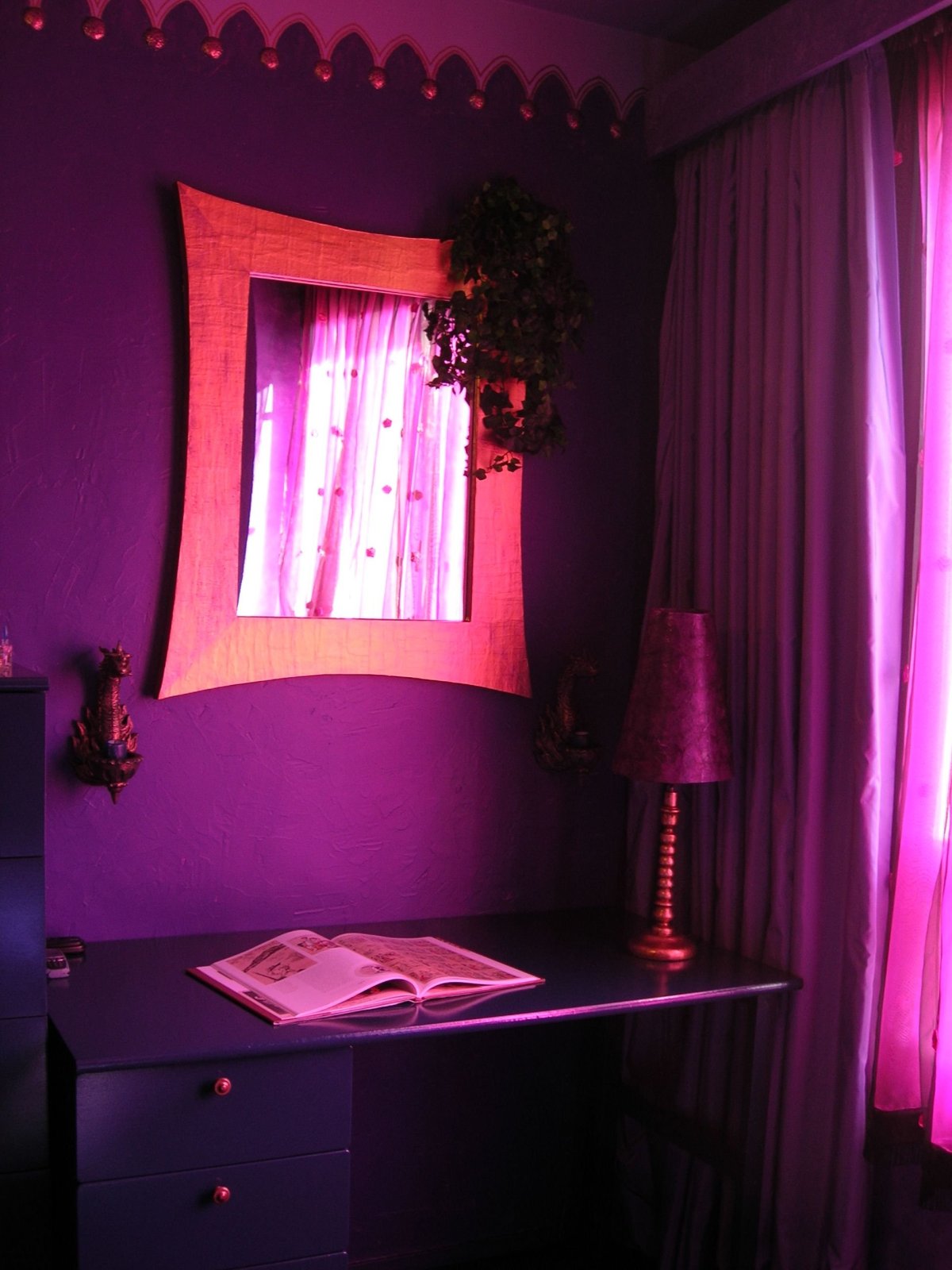 Фиолетовая подсветка в комнату
