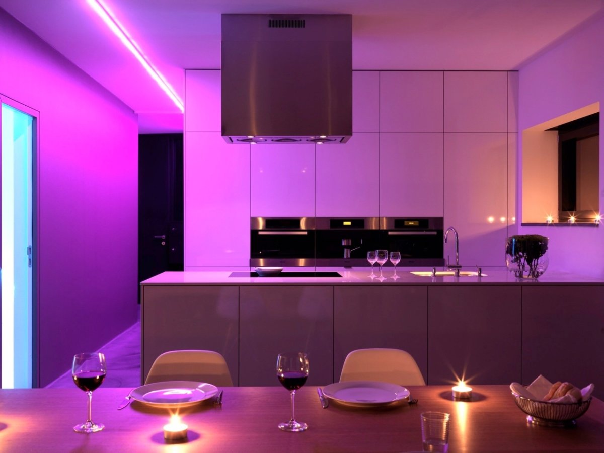 Фиолетовое освещение в комнате