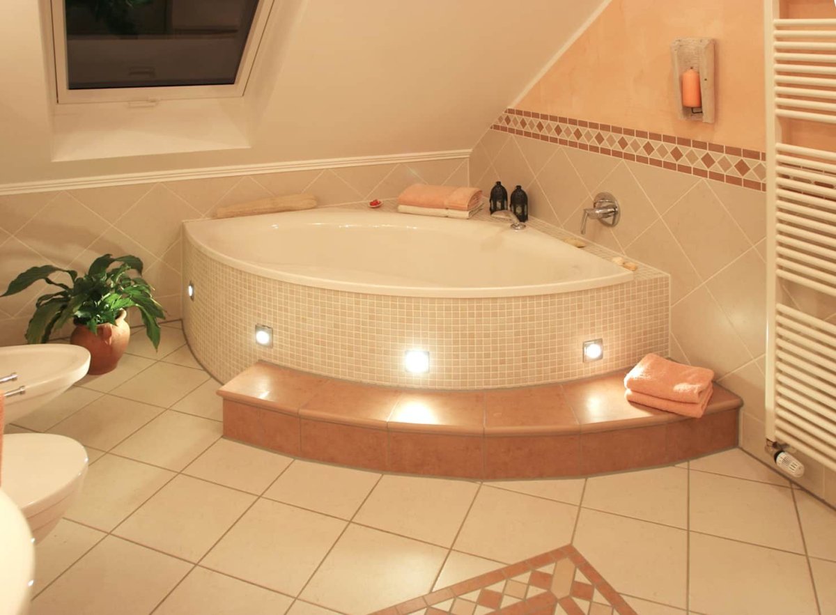 Подиум для ванны. Угловая ванна на подиуме. Ванная со ступеньками. Угловая ванная со ступеньками.