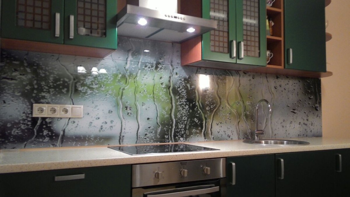 Стеклянный экран для кухни