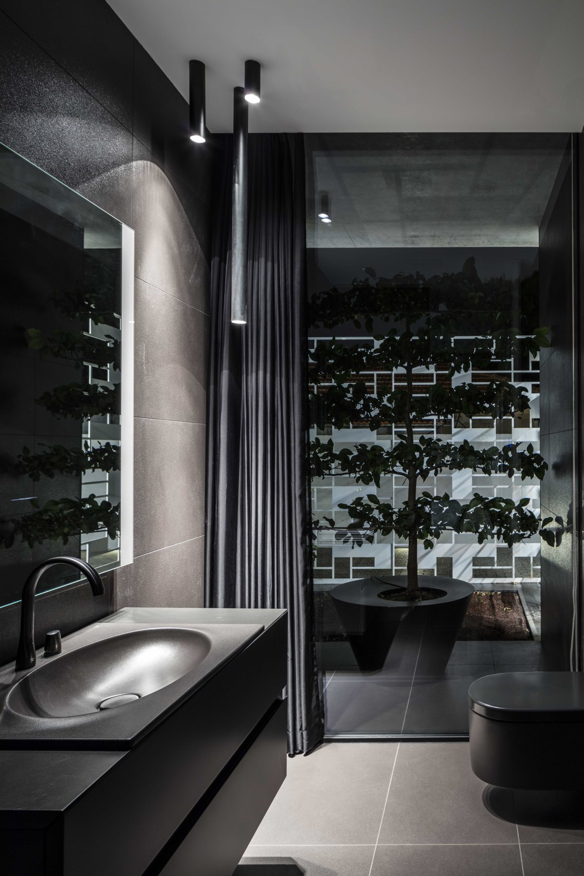 Дизайн ванной комнаты с черным унитазом