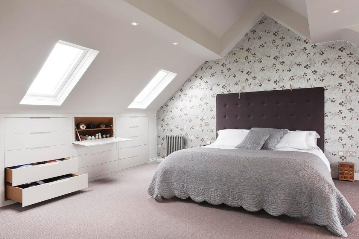 Дизайн комнаты со скошенным потолком