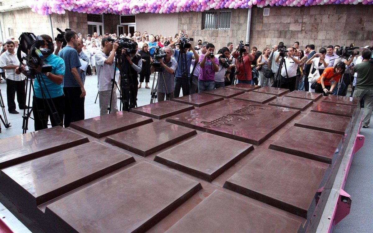 Самая большая плитка шоколада в мире