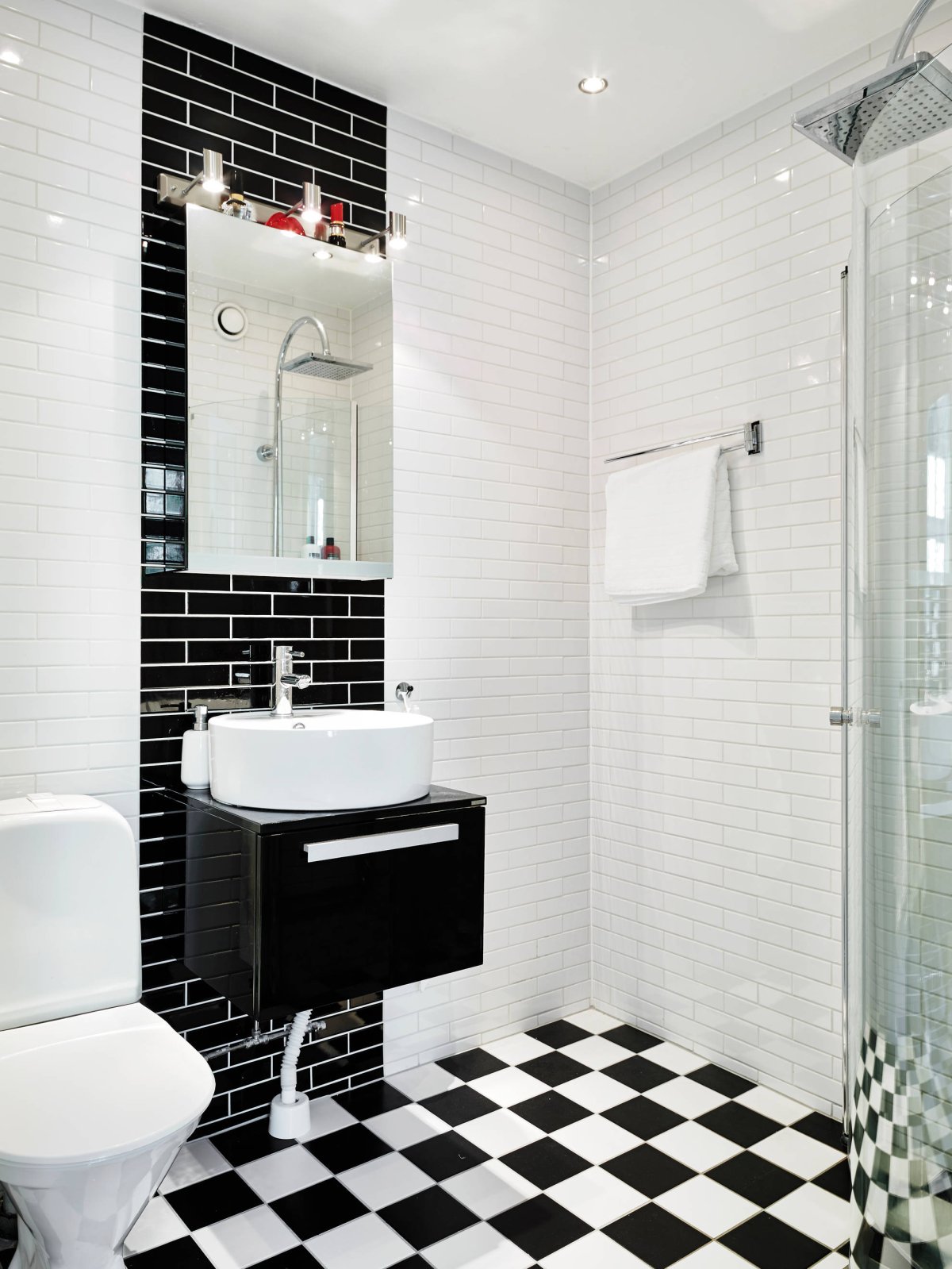 Ванная комната дизайн черно белая плитка