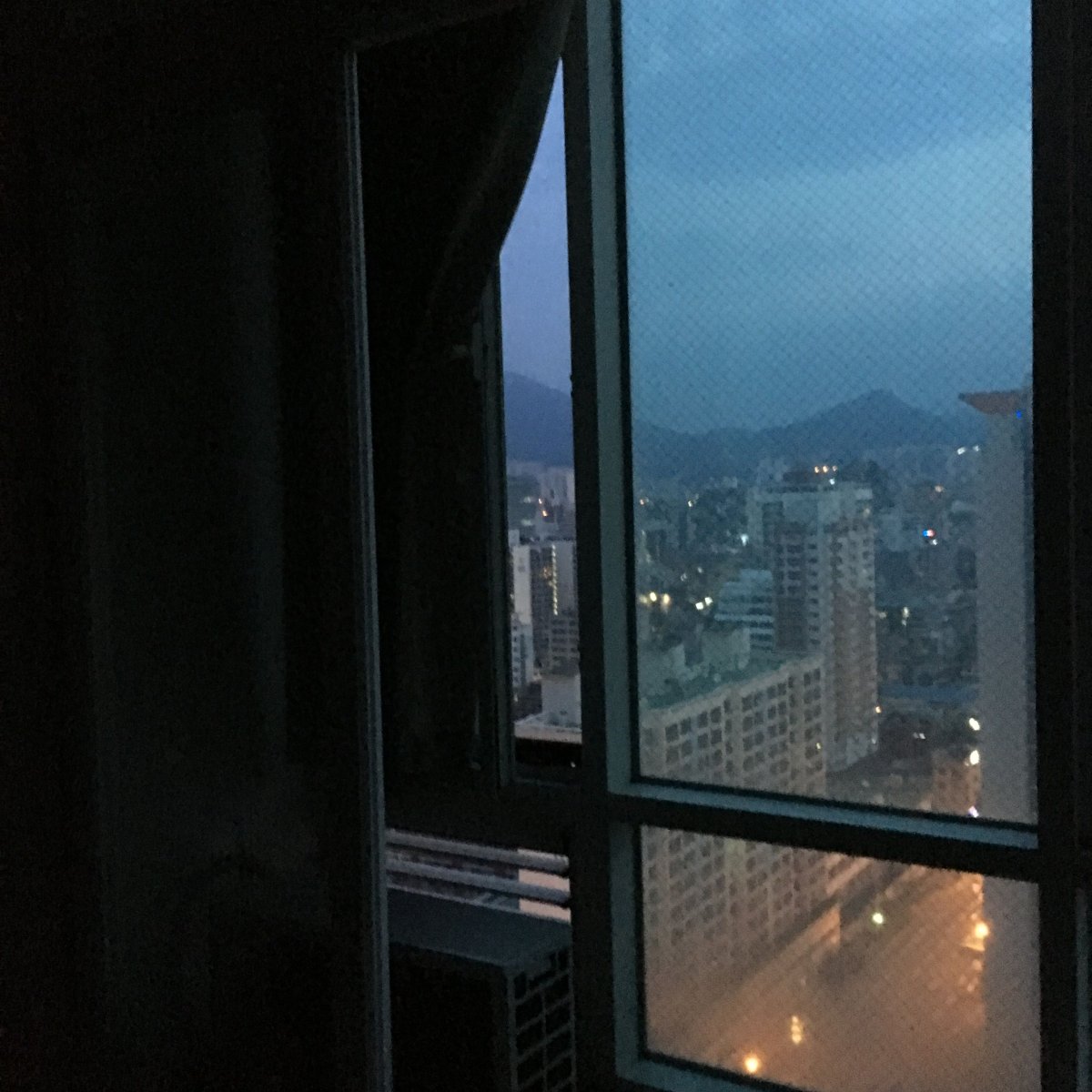 Ночной город в окне