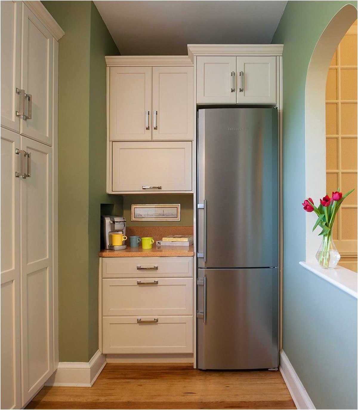 Холодильник в углу кухни