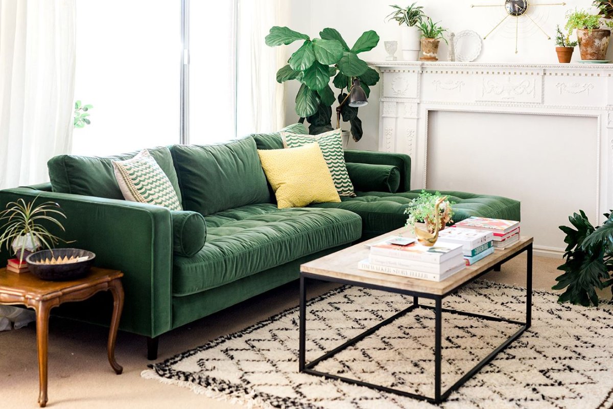 Зеленый кожаный диван