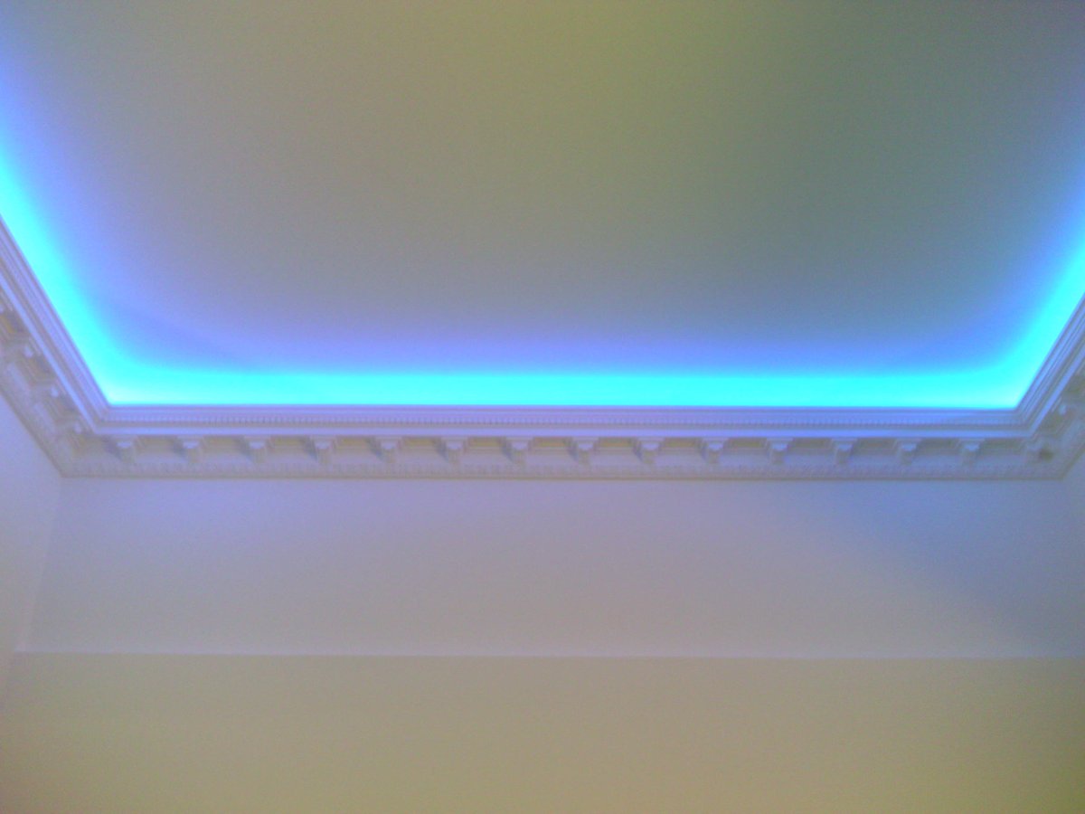 Плинтус со светодиодной подсветкой для потолка