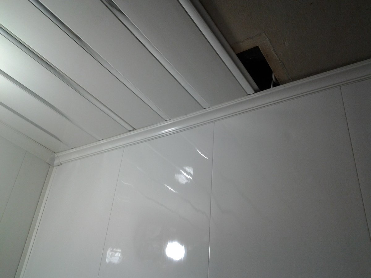 Пластиковые потолочные панели для ванной